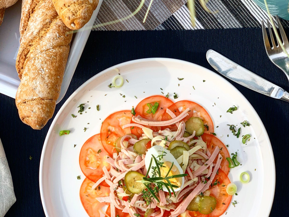 Sommerlicher Wurstsalat auf Tomaten&nbsp;Carpaccio