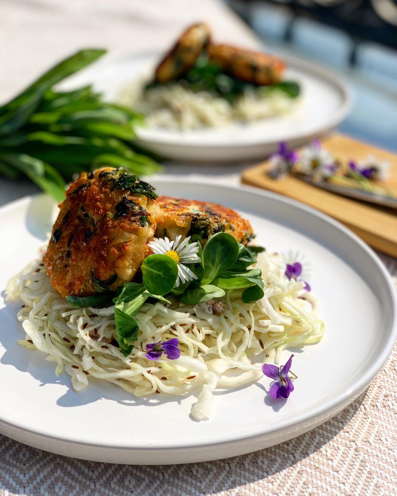 Kaspressknödel mit Bärlauch und Wiener Krautsalat