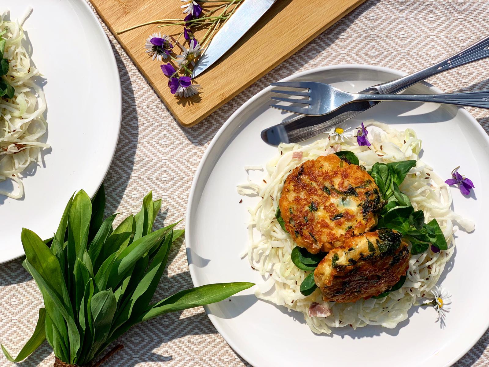 Kaspressknödel mit Bärlauch auf Wiener Krautsalat
