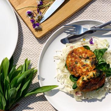 Kaspressknödel mit Bärlauch auf Wiener Krautsalat