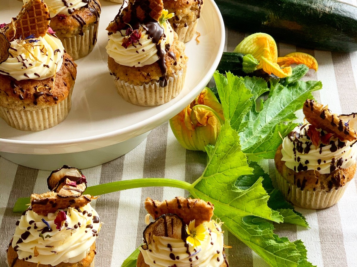 Sommerlich, leichte Zucchini Cupcakes mit Lemon-Cheesecake-Topping