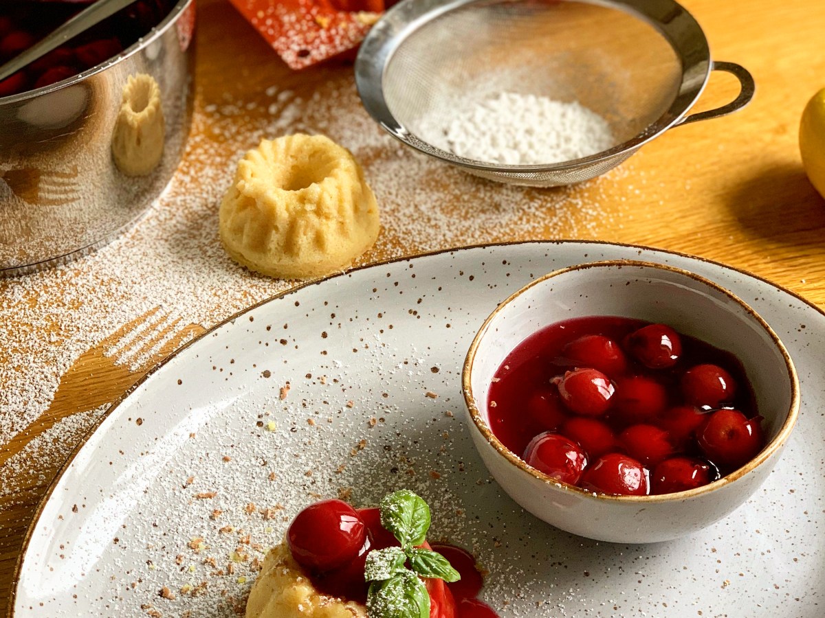 Vanille-Grießkoch-Küchlein mit Weichselkompott