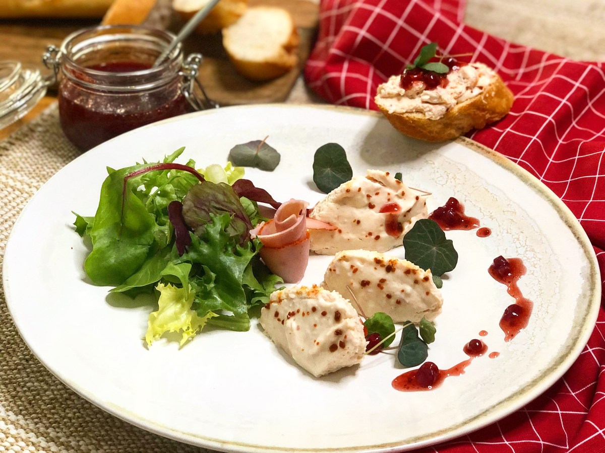 Chili-Schinken Mousse mit Preiselbeer&nbsp;Dressing