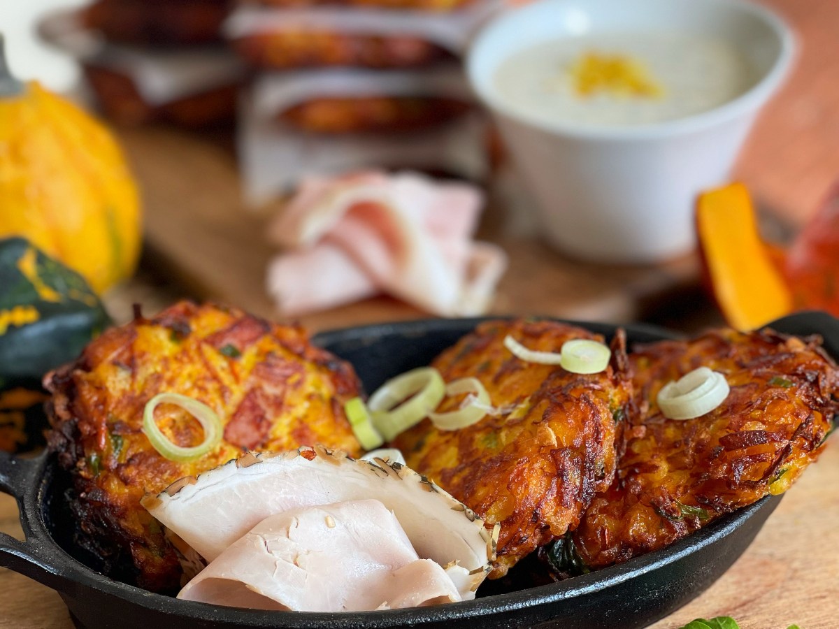 Kürbis-Schinken-Puffer mit herbstlich-herrlichem Dip