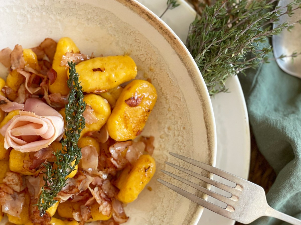 Kürbis Gnocchi mit knusprig-köstlichem Schinken