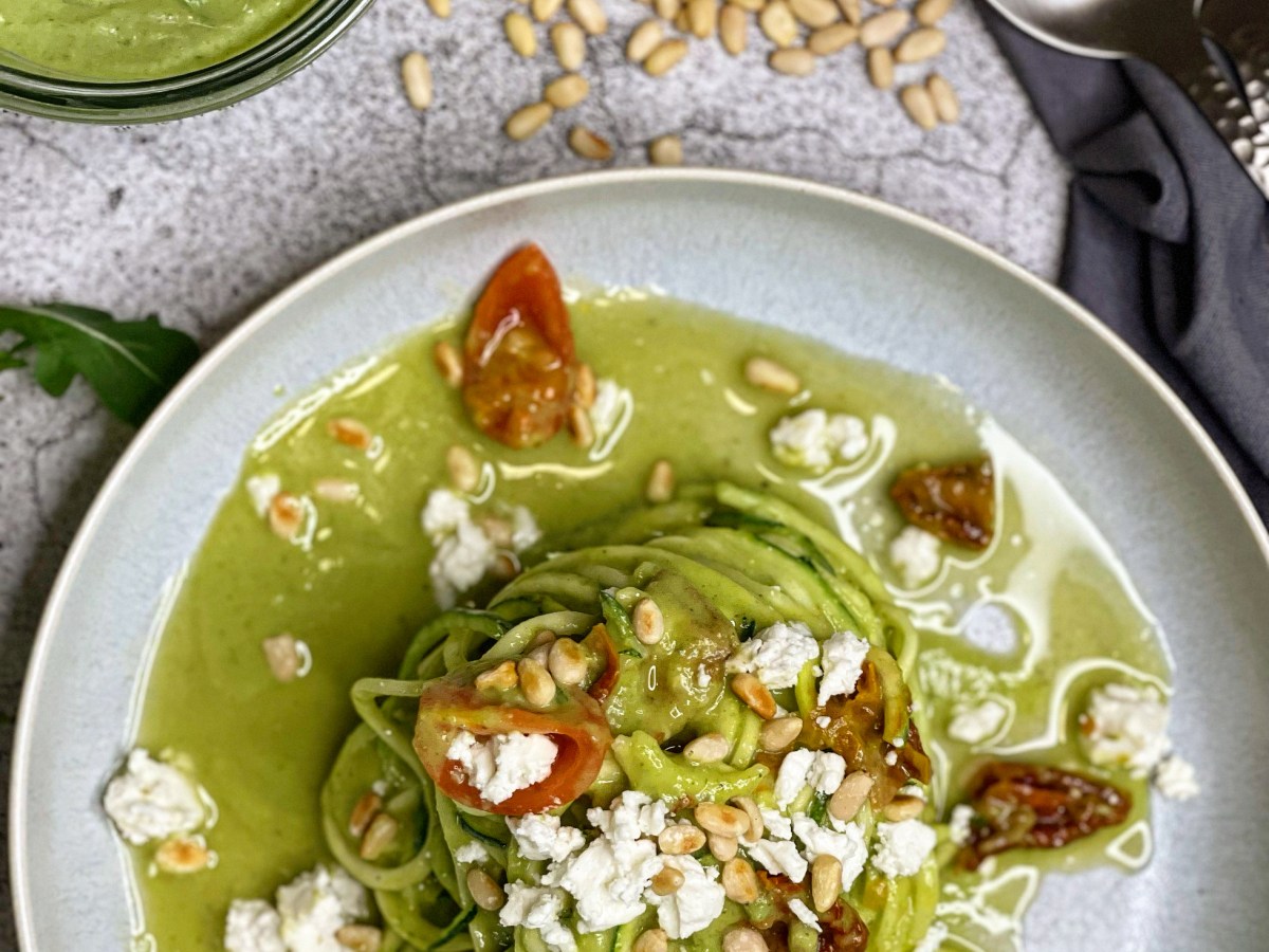 Saftige Zoodles mit Avocado-Trüffelcreme