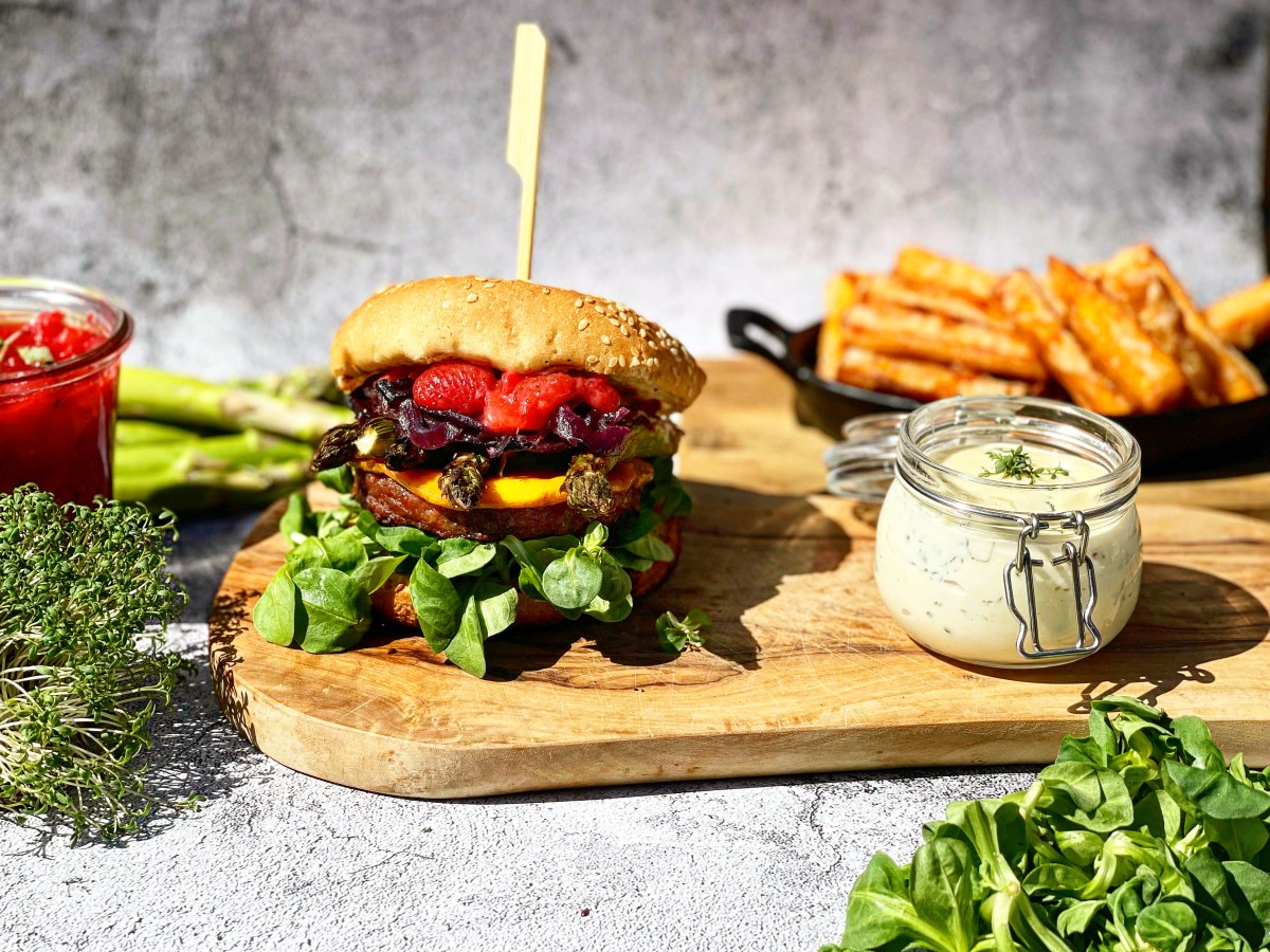 Schmackhafter Spargelburger mit&nbsp;Erdbeer-Chutney