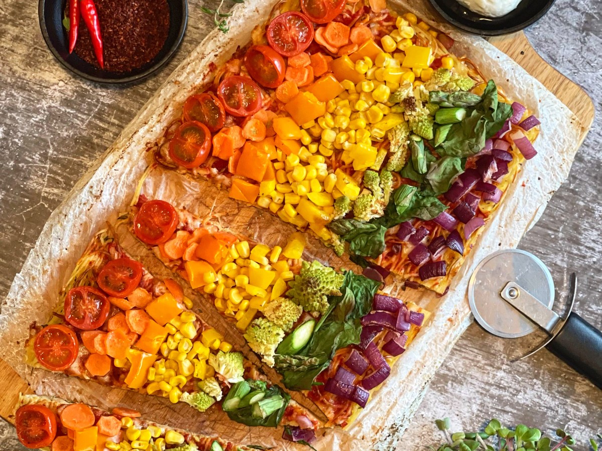 Die beste Veggie-Regenbogen-Nudelpizza