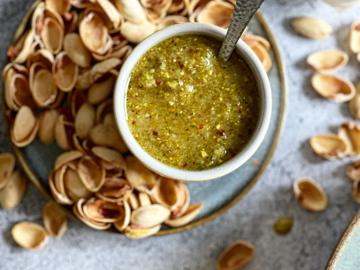 So stellst du dein eigenes, phantastisches Pistazien-Bergkäse-Pesto her
