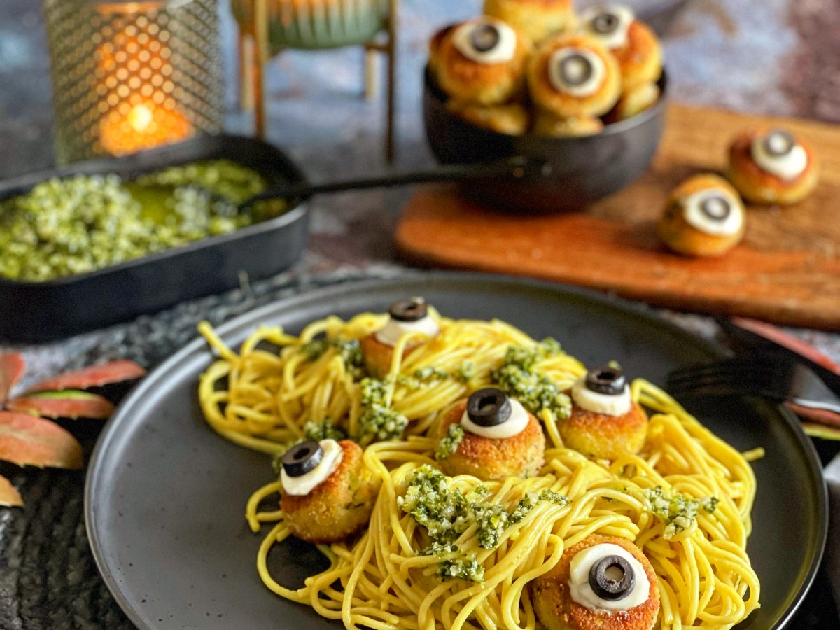 Cremige Curry-Spaghetti mit gruseligen&nbsp;Gemüseaugen
