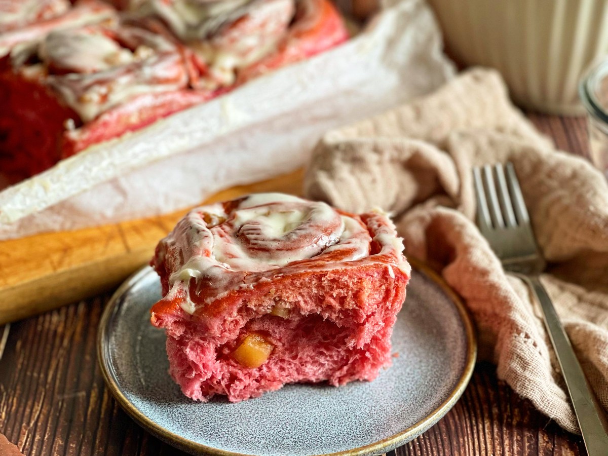 Herzlich-herbstliche Rüben-Zimtschnecken in&nbsp;Rot