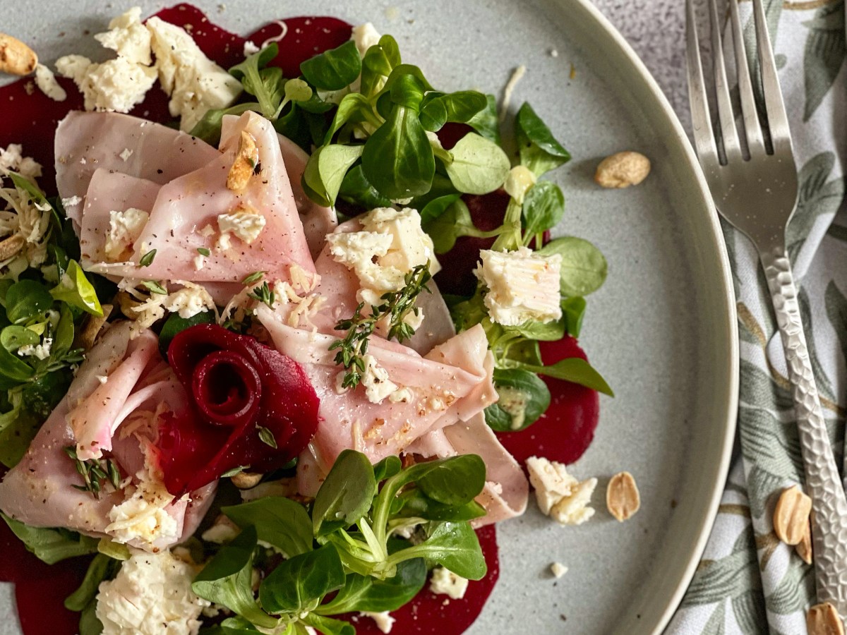 Leichtes Low-Carb Carpaccio von der roten Rübe mit Krenschinken und&nbsp;Feta