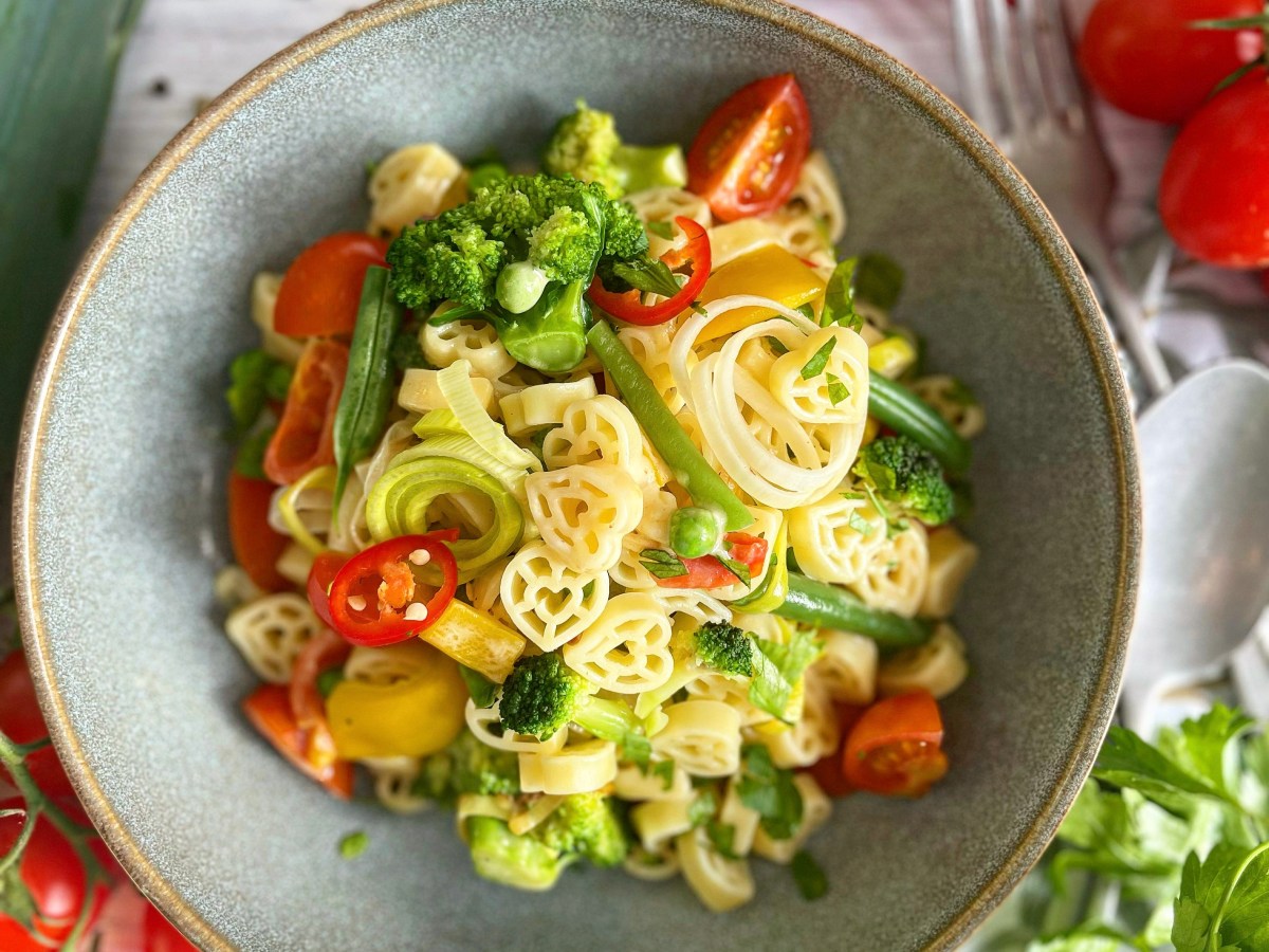 gesunde Nudelpfanne mit Herz für Wahre Frühlingsgefühle