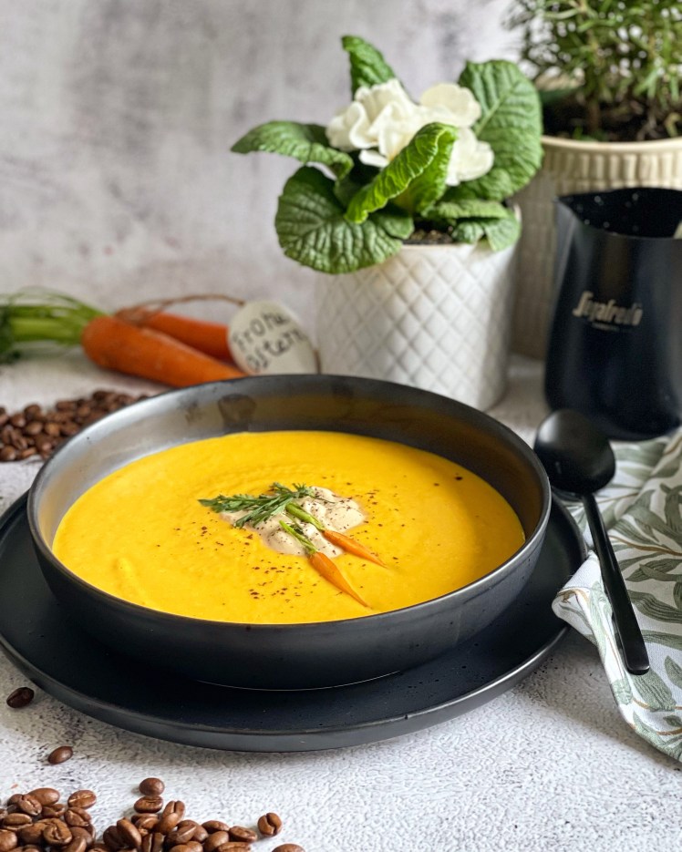Das Feine Kaffeehauberl auf deiner karotten-Kokos-Suppe!