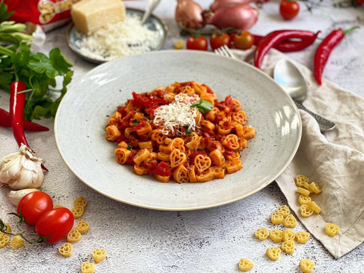 Es ist „Küss-deinen-Partner-Tag“ – Zeit die Feurigen Herzerlnudeln&nbsp;auszupacken