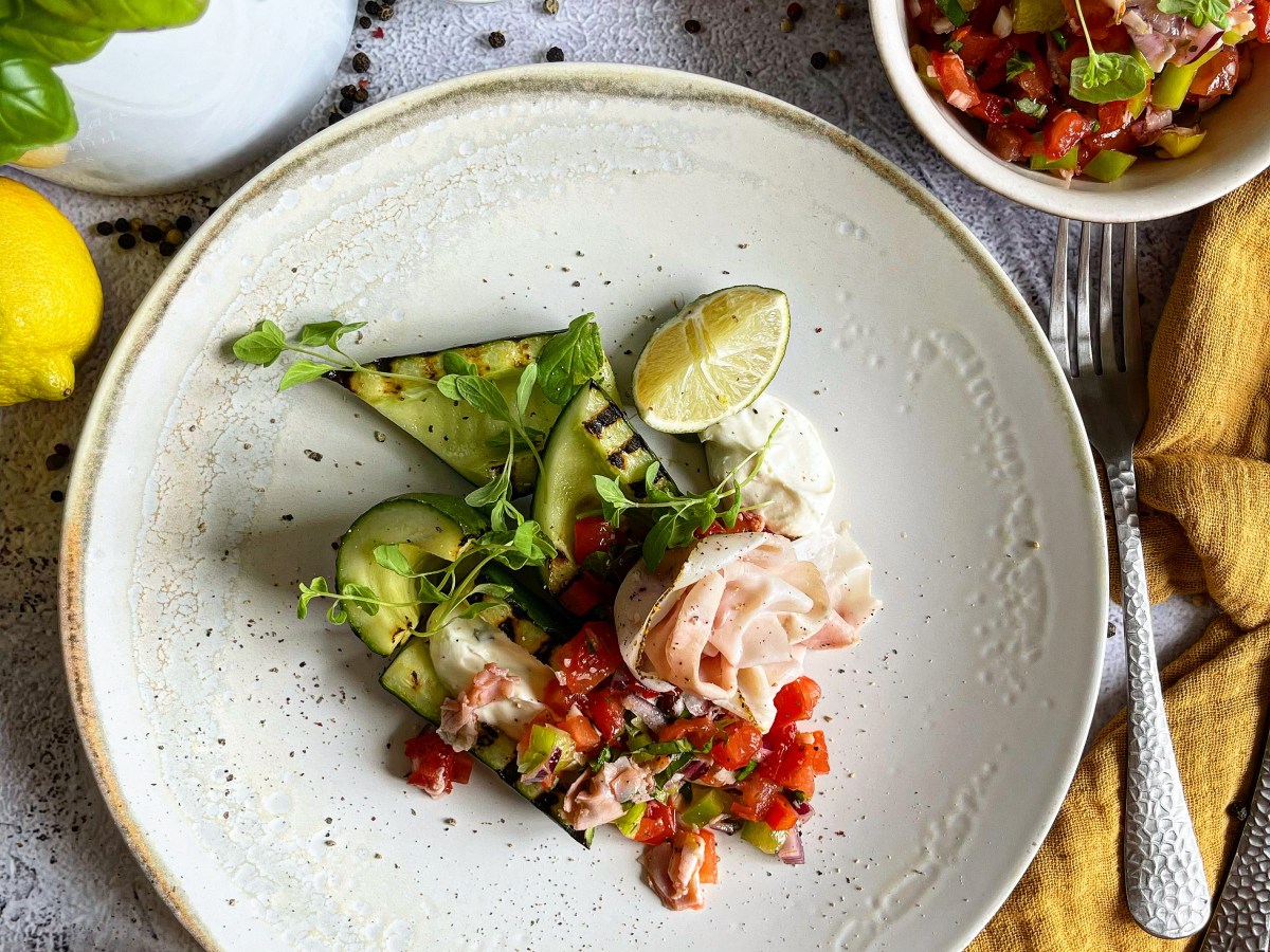Erfrischende Schinken Salsa auf gegrillten Gurken als&nbsp;Top-Sommersnack