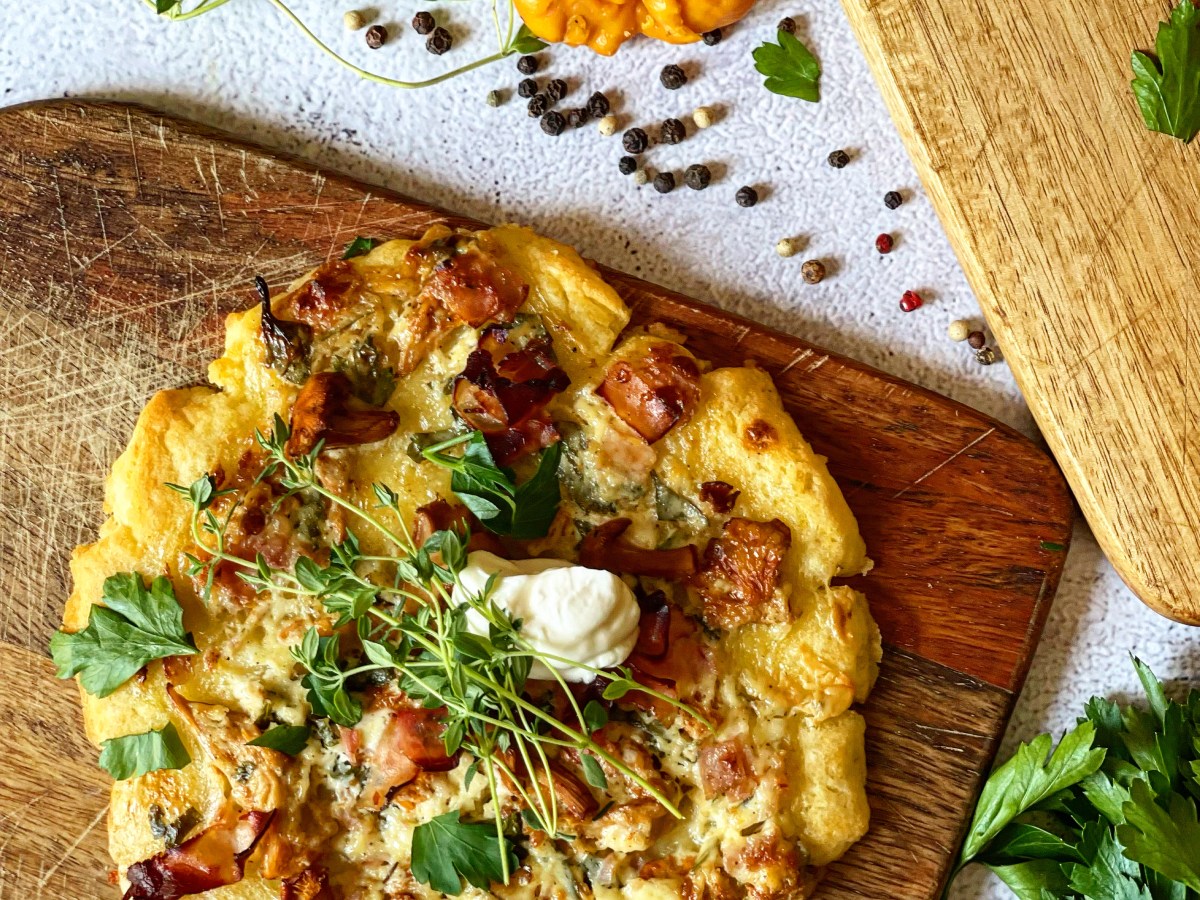 Einfache Erdäpfelfleck mit Eierschwammerl und geselchtem Schinken für den&nbsp;Herbst