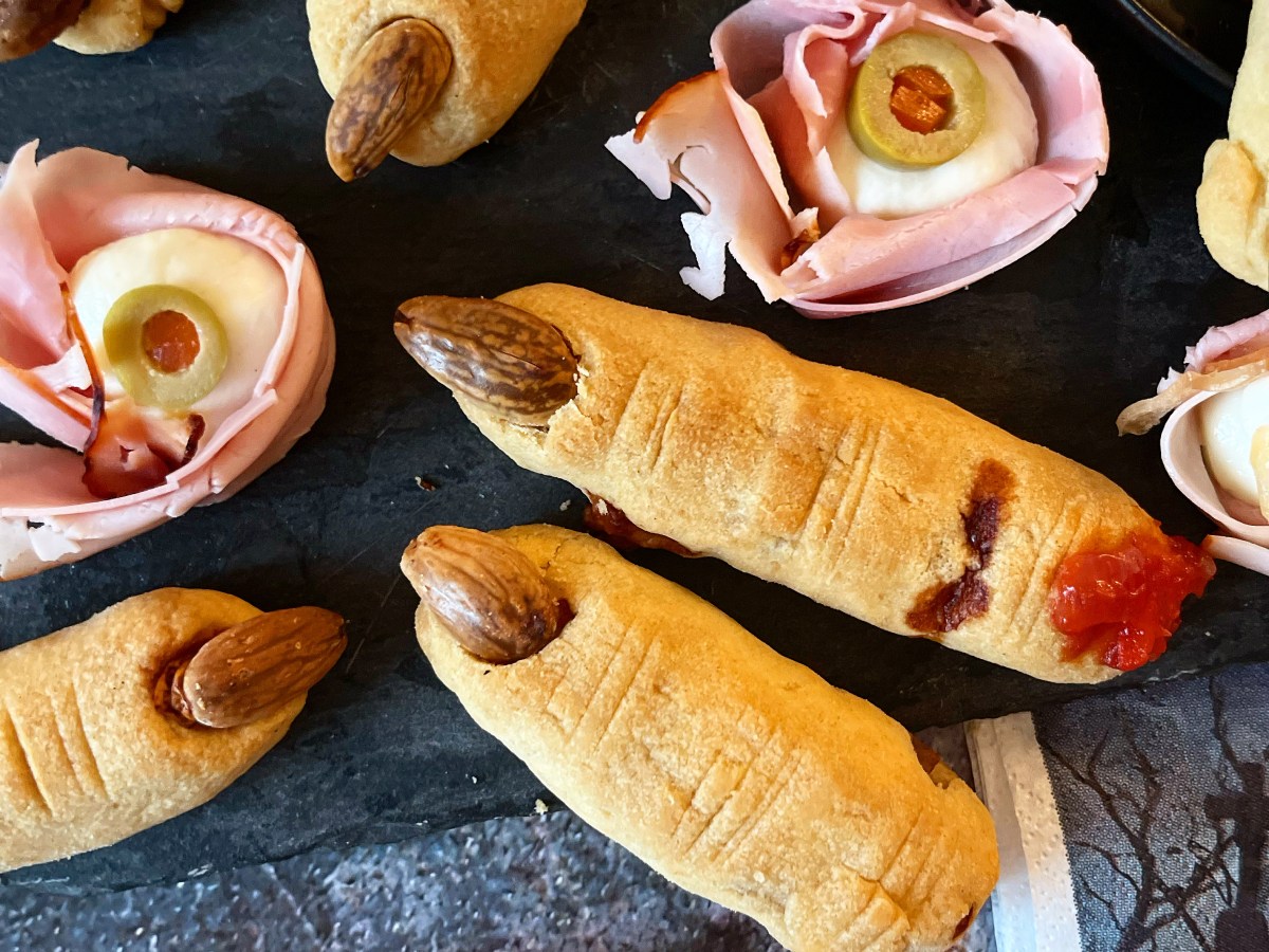 Das darf bei deiner Halloweenparty auf keinen Fehlen: abgehackte Gruselfinger, Augäpfel und viel&nbsp;Blutmasse