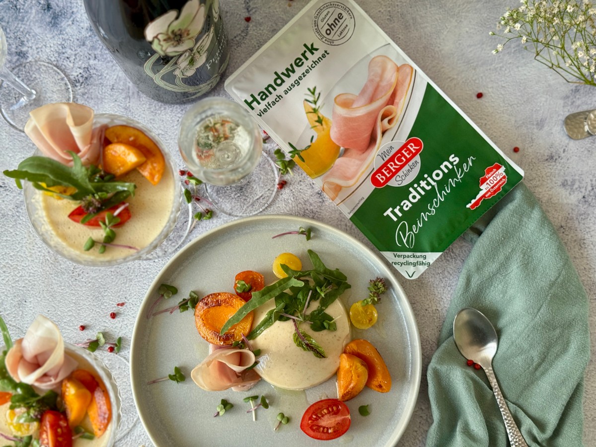 Schinken-Panna-Cotta mit karamellisierten Marillen – ein eleganter Happen im&nbsp;Glas