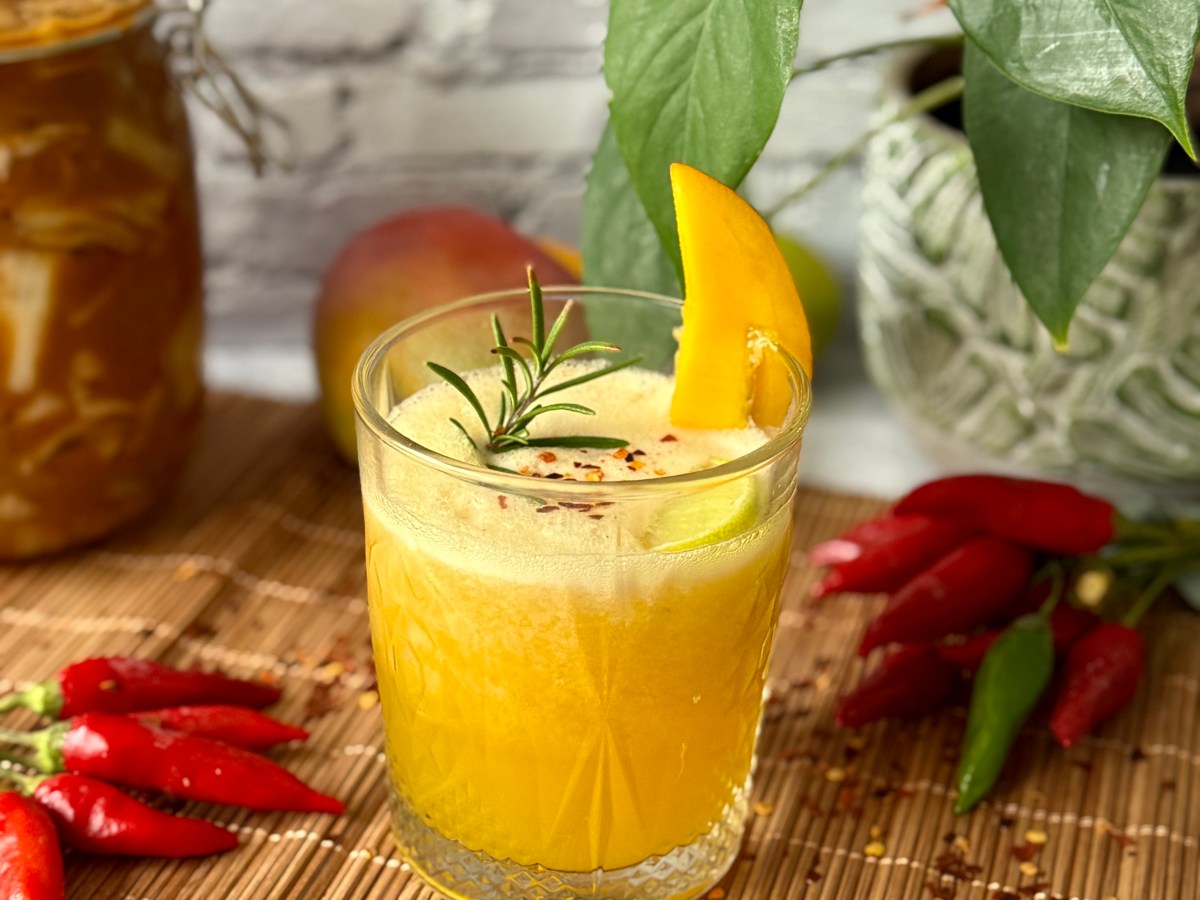 Mango Kimchi Sour Cocktail – Swicy Trenddrink mit Kimchi-Saft und&nbsp;Mango