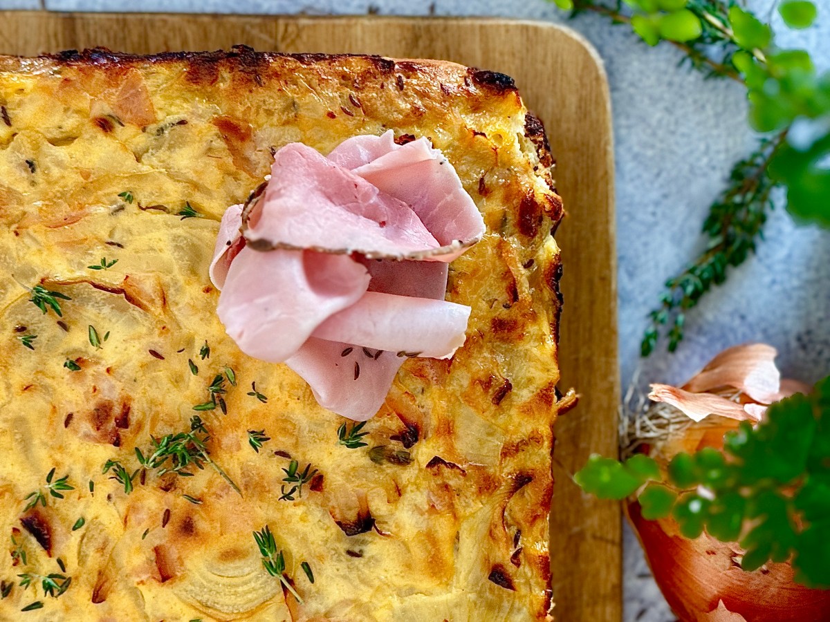 G’schmackiger Zwiebelkuchen mit&nbsp;Trüffelschinken