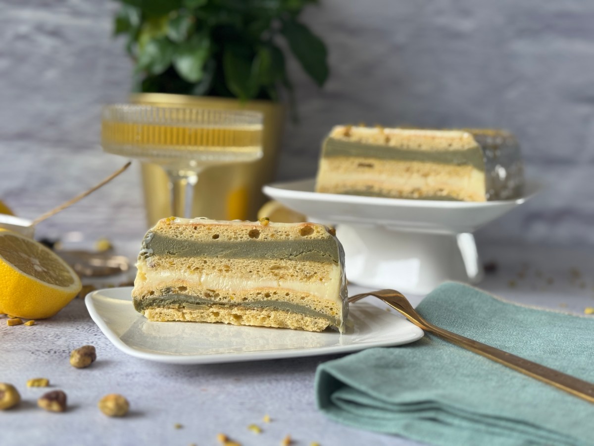 Opera Torte neu interpretiert: Pistazien & weiße&nbsp;Schokolade
