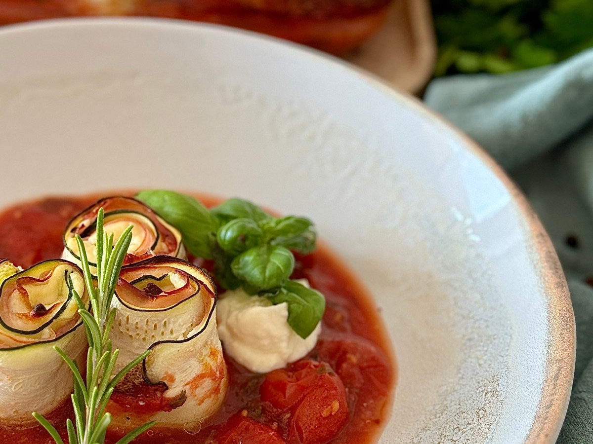 Mit Genuss Abnehmen: Low Carb Zucchiniröllchen mit würzigem&nbsp;Krenschinken
