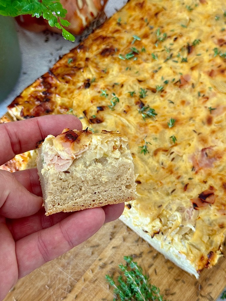 Bevor wir zum Rezept kommen, muss ich gestehen, dass obwohl ich Zwiebel und Trüffelschinken sehr mag, mir anfänglich dieses Gericht nicht vorstellen konnte.

Dennoch habe ich über meinen Schatten gesprungen und habe es ausprobiert und bin des Besseren belehrt worden. Das flaumige Brot zusammen mit der zarten Zwiebel und dem harmonischen Trüffel... ich war begeistert. Hoffentlich seid ihr das auch.