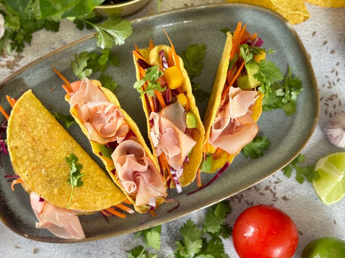 Sommerliche Tacos mit Chili Schinken &&nbsp;Sauerrahm-Dip