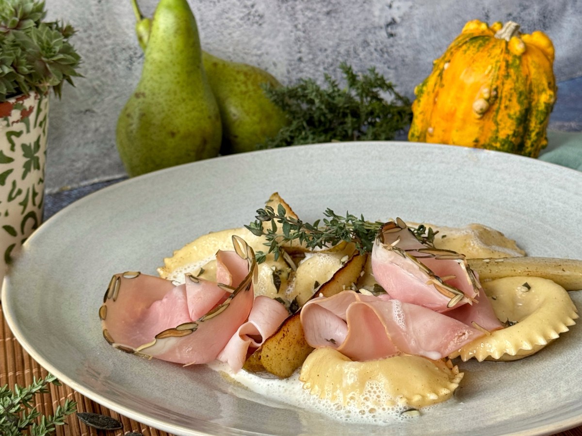 Birnen-Ravioli mit Kürbiskernschinken und Buttermilchschaum – herbstliche Pasta mit österreichischem Twist