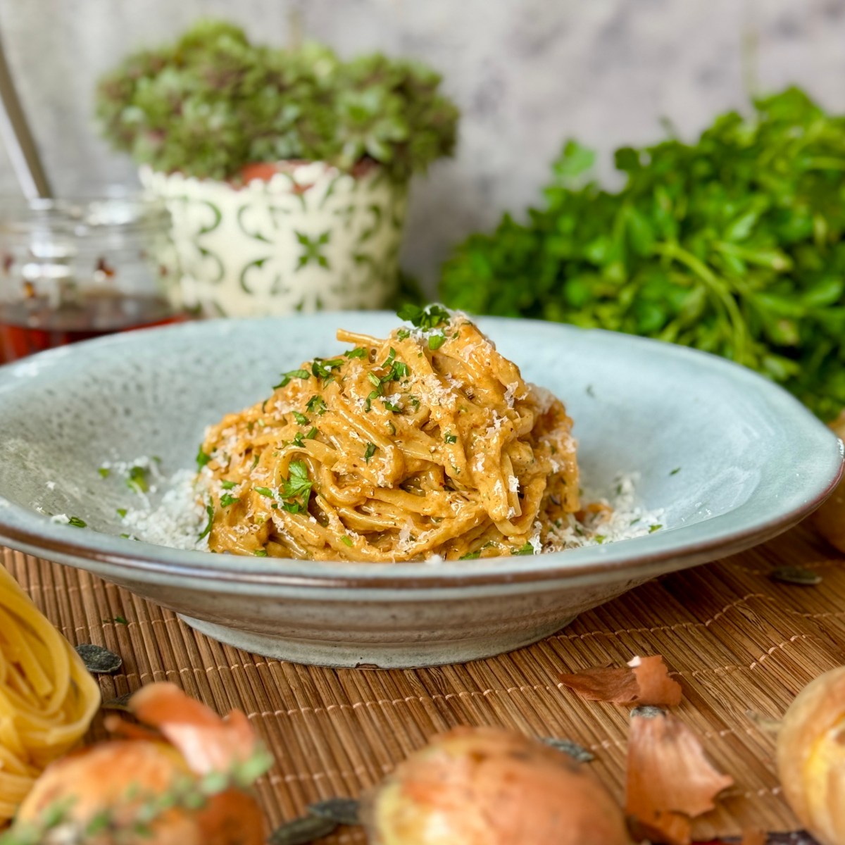 Karamellisierte Zwiebelpasta mit Chiliöl &&nbsp;Sojasauce