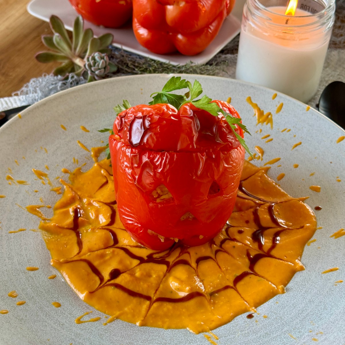 Gefüllte Halloween-Paprika mit Kürbis, Berger Schinken & cremiger Ofengemüse-Sauce